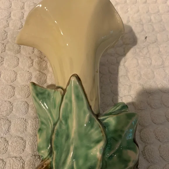 McCoy yellow single lily vase. great shape vintage.  8 in .tall - Picture 3 of 5